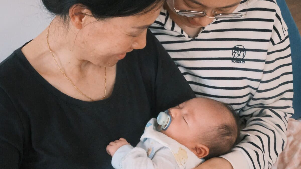 月嫂在家中抱着新生儿